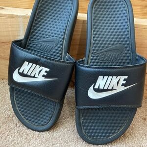 Nike benassi jdl slip ons